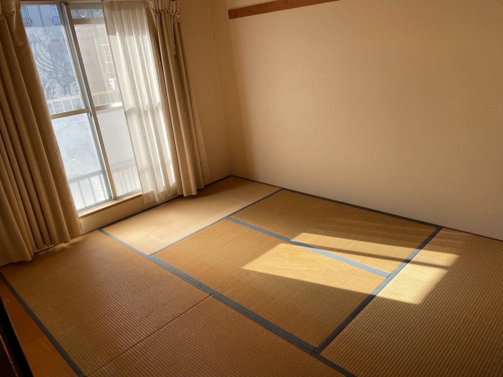 遺品整理の作業後の和室
