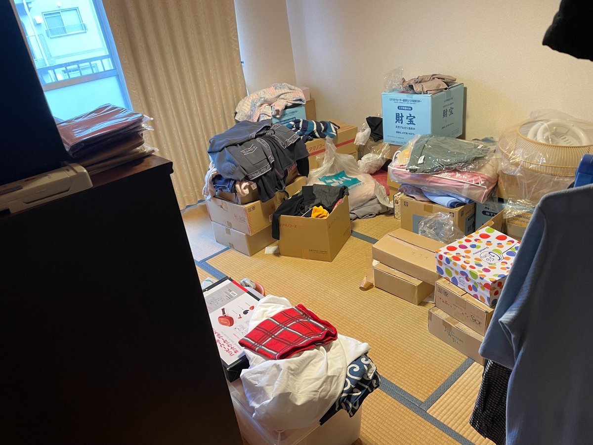 遺品整理の作業前の室内